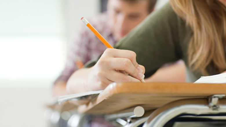 Nesër provimi i Gjuhës së Huaj, rregullat që duhet të kenë parasysh maturantët