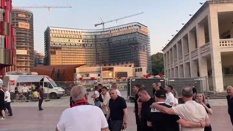 Nga Milani te Kombëtarja shqiptare, Igli Tare shfaqet në stadium për të mbështetur përfaqësuesen kuqezi kundër Serbisë