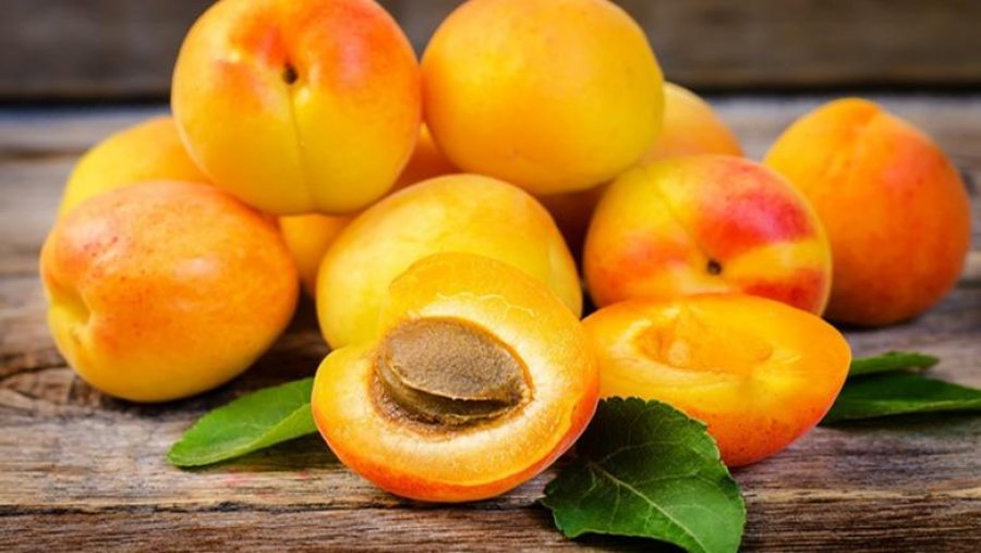 Nga shëndeti i zemrës te përmirësimi i gjumit, njihuni me vlerat ushqyese të kajsive