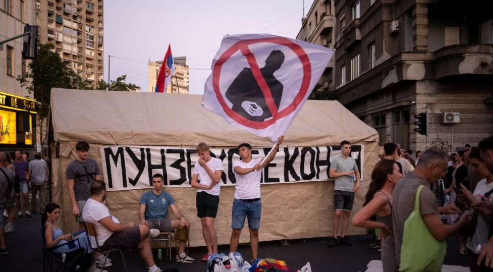 Nis heqja e barrikadave në Serbi, protestuesit kërkojnë lirimin e të ndaluarve