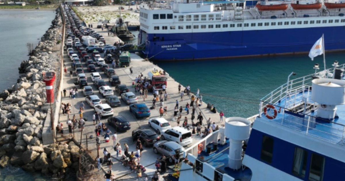 Nis sezoni turistik/ Fluks emigrantësh në portin e Vlorës