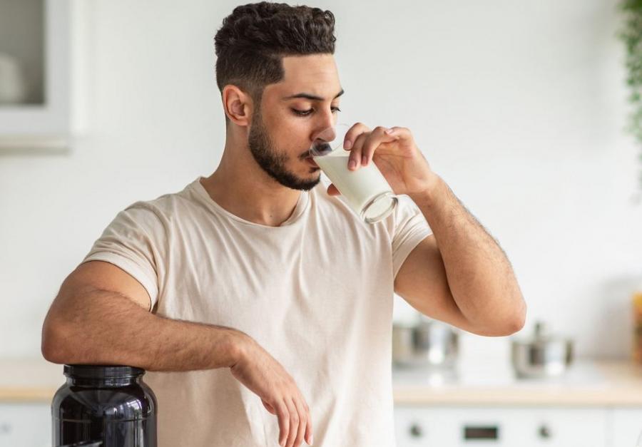 Një gotë qumësht ul me 17% mundësinë e kancerit në zorrëve, thotë onkologu