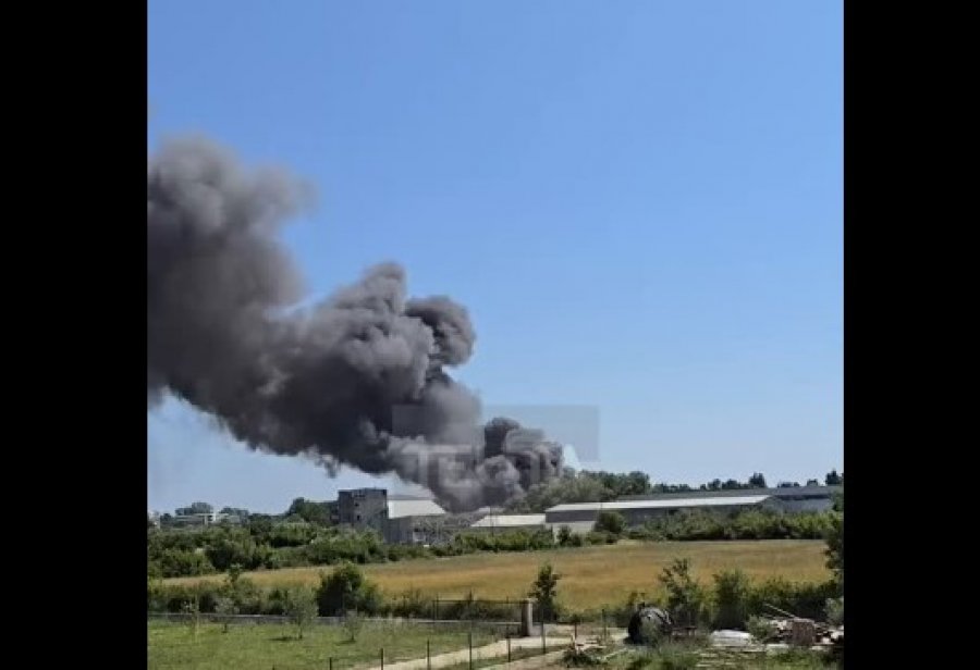 Një zjarr përfshin një magazinë në Ulqin, nuk dihen ende shkaqet