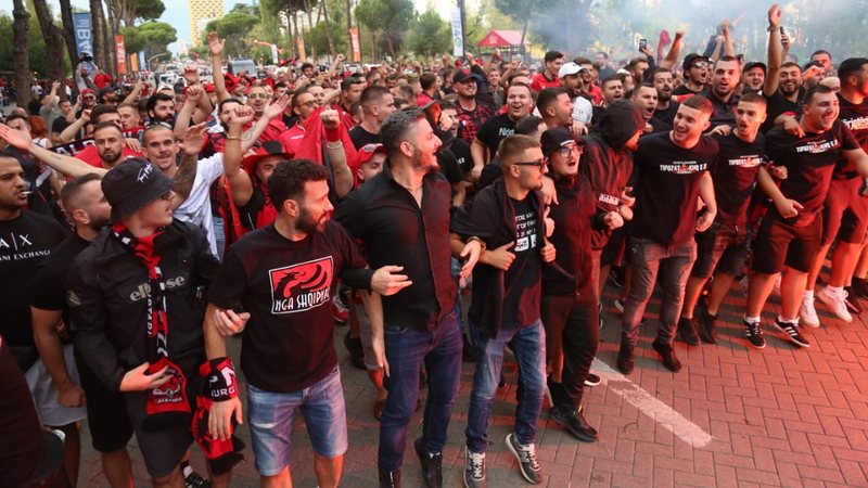 Nuk do të jenë në stadium, ‘Tifozat Kuq e Zi’ zbulojnë ku do të ndjekin ndeshjen Shqipëri – Serbi