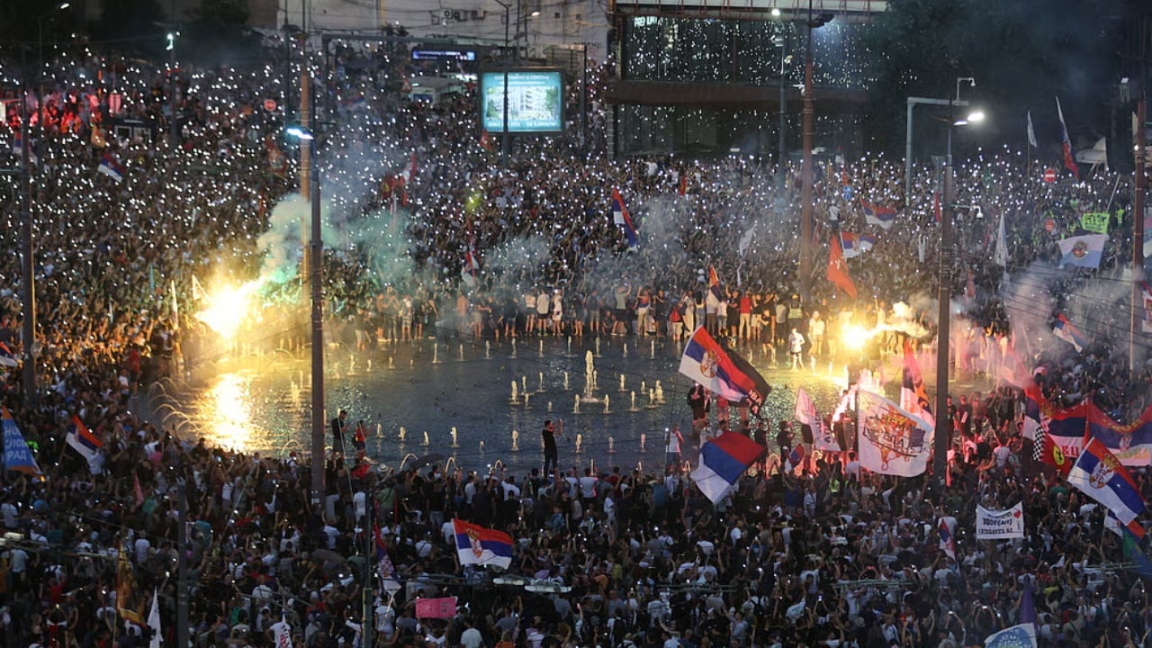 “Nuk ka dorëzim”/ Protestat në Serbi, flamur me hartën e Kosovës, hiqen barrikadat