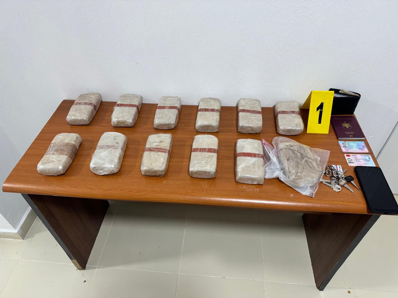 Nuk ushtruan kontrolle për 6 kg heroinë, zbardhen emrat e efektivëve të arrestuar në Kapshticë