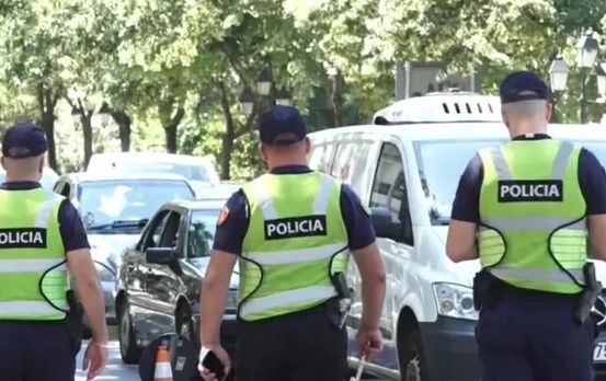 Nuk vendosnin gjoba edhe pse shikonin shkelje, zbardhen emrat e policëve