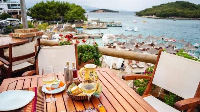 Nxehet punësimi sezonal në bregdet/ Kërkohen punonjës me paga deri në 250 mijë lekë