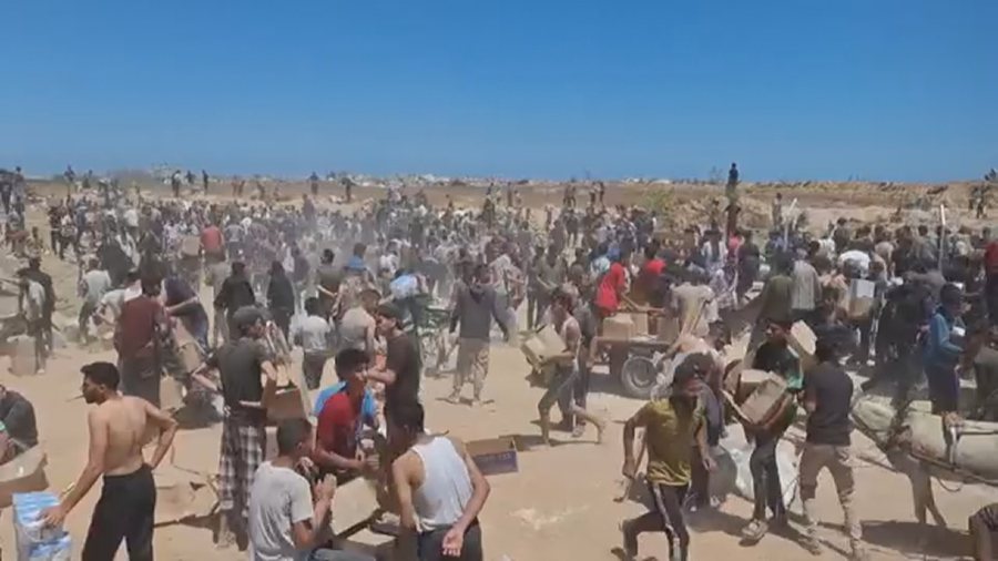 Pamje kaotike, palestinezët sulmojnë 77 kamionë të OKB-së me ndihma