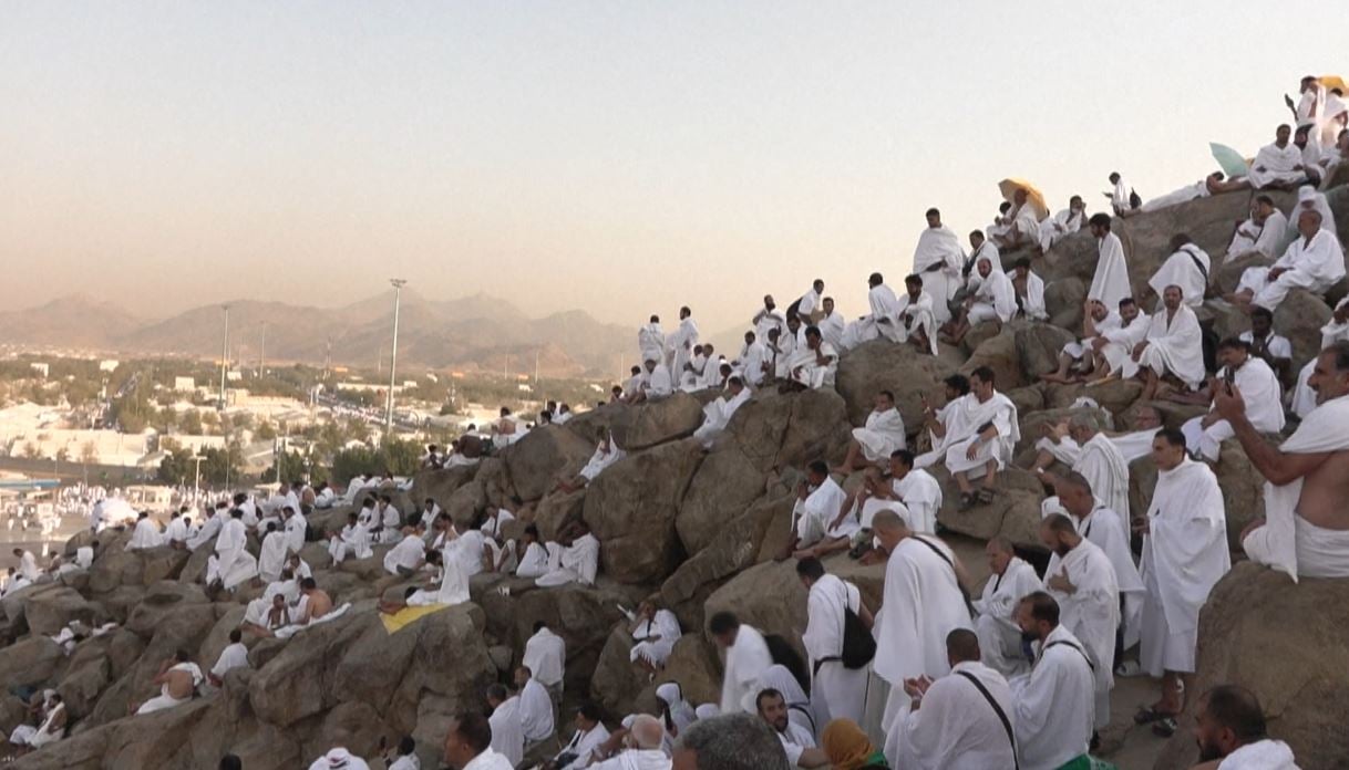 Pelegrinazhi i Haxhit, sot dita e Arafatit! Miliona vetë kremtojnë datën e shenjtë