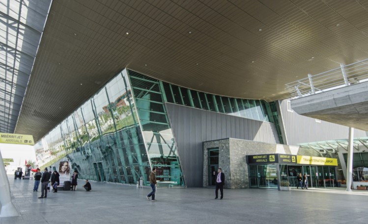 Për gjykim 5 shtetas/ U kthyen nga Stambolli me valixhe me ilaçe e 300 mijë € cash