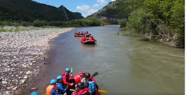 Për rafting në Shkumbin/ Të huajt zgjedhin Shqipërinë edhe për sportet e aventurës
