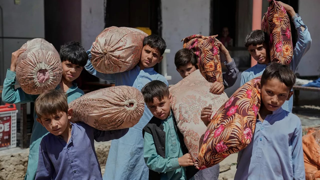 Përballen me depërtim masiv, Pakistani do të shqyrtojë zgjatjen e afatit për largimin e refugjatëve afganë