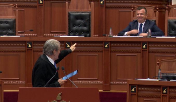 “Përfaqësues i krimit në Parlament”/ Berisha i përgjigjet Ballës në Kuvend: Je akuzuar me dokumente zyrtare për…