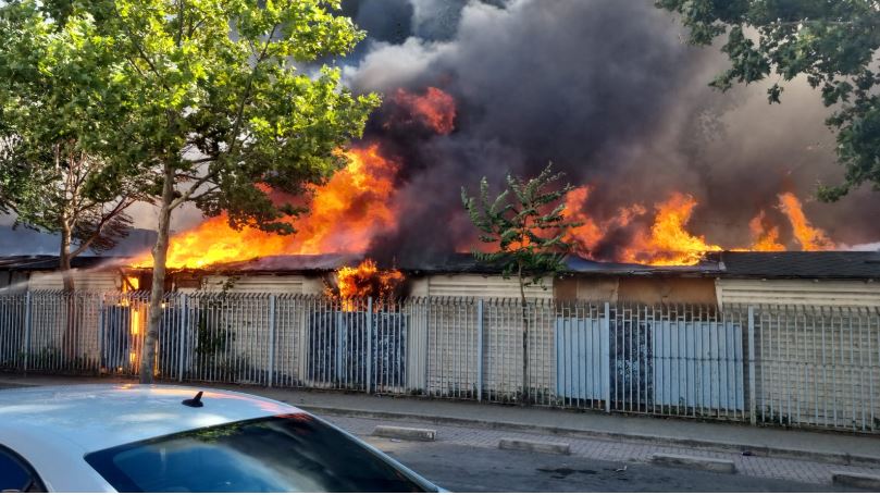 Përfshihet nga flakët e zjarrit tregu industrial pranë plazhit në Durrës