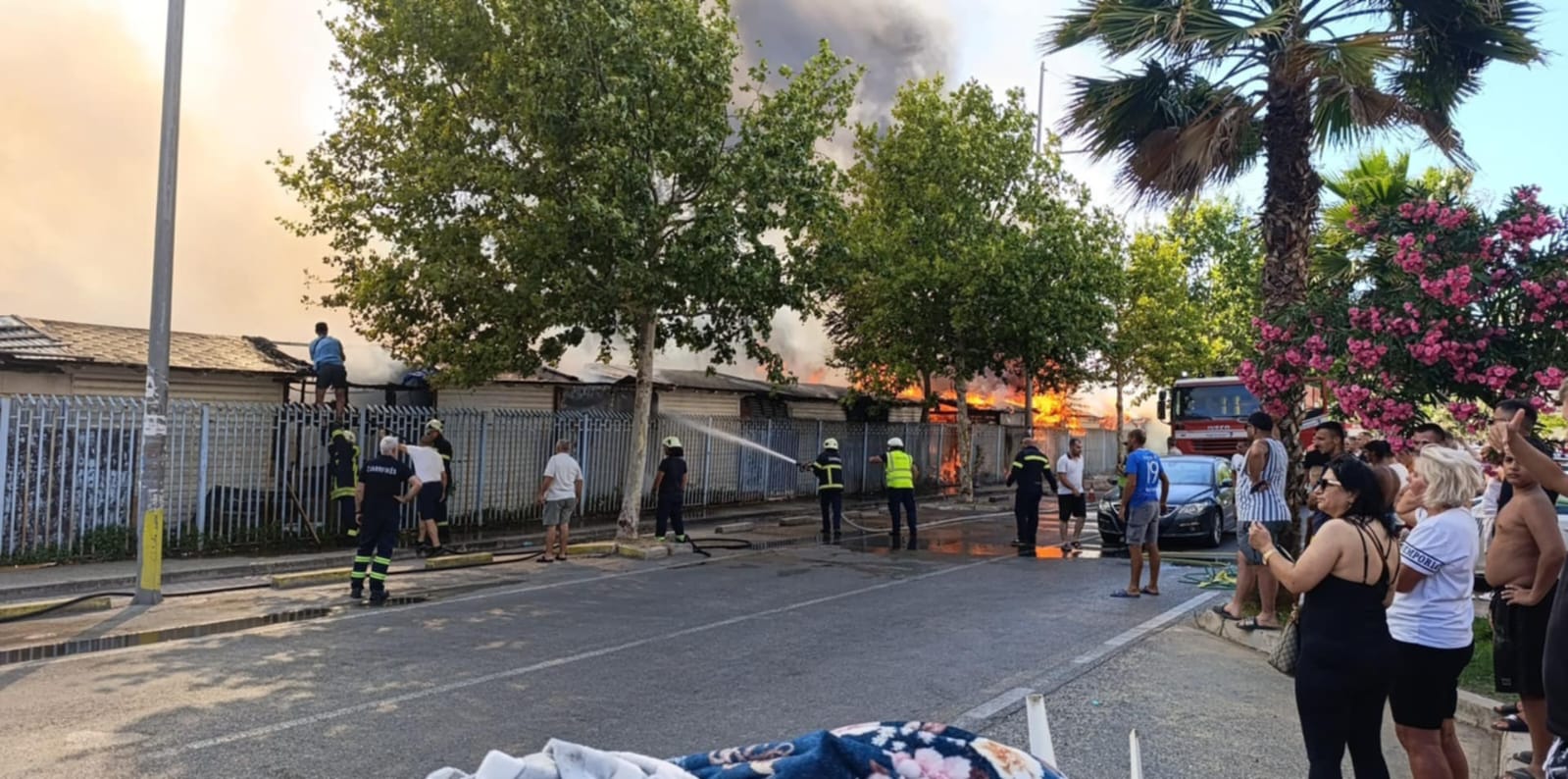 Përfshihet nga flakët tregu afër plazhit të Durrësit, ‘re’ të mëdha tymi në qytet