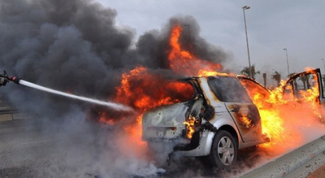 Përfshihet nga zjarri një automjet në aksin Cërrik-Belsh, ja dyshimet e para rreth ngjarjes