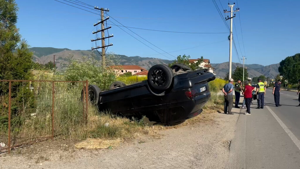 Përmbyset makina në aksin Korçë- Maliq, tre të plagosur nga aksidenti