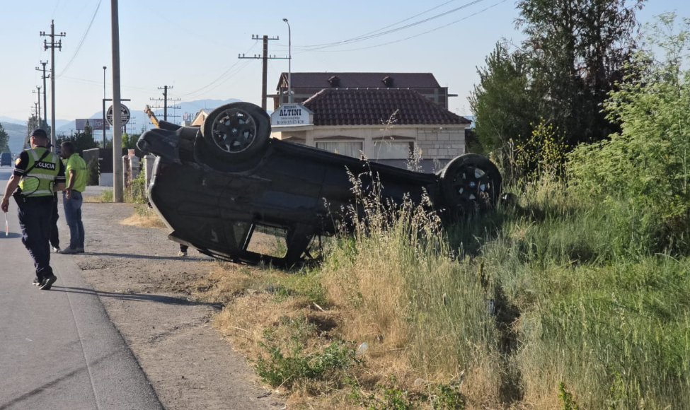 Përmbyset makina në Korçë, tre të plagosur, mes tyre një i mitur
