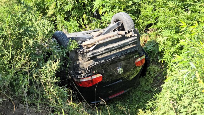 Përplasen dy makina në aksin Bilisht-Korçë, njëra përfundon jashtë rruge