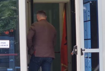 Plarent Ndreca paraqitet në SPAK/ I pandehur për abuzim me tenderat, deputeti i PS pjesë e seancës së parë gjyqësore