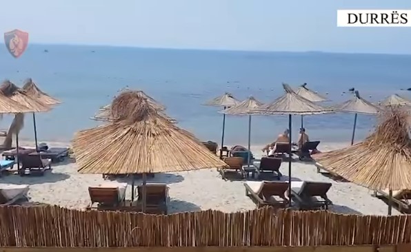 “Plazhi i lirë”/ Lirohen 2 hapësira publike në Durrës, hiqen 182 çadra me shezlongë