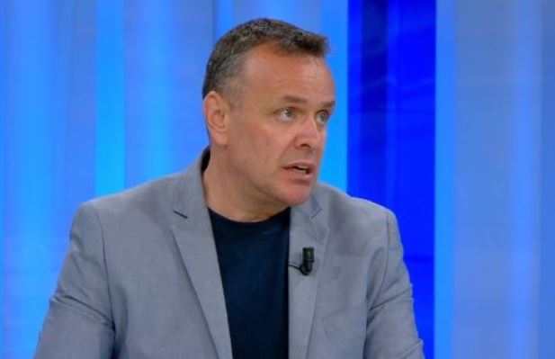 “Po përdoret për të justifikuar humbjen”, Karamuço: I njëjti grup që dikur merrej me ‘varreza’, sot shpik ‘trenë’