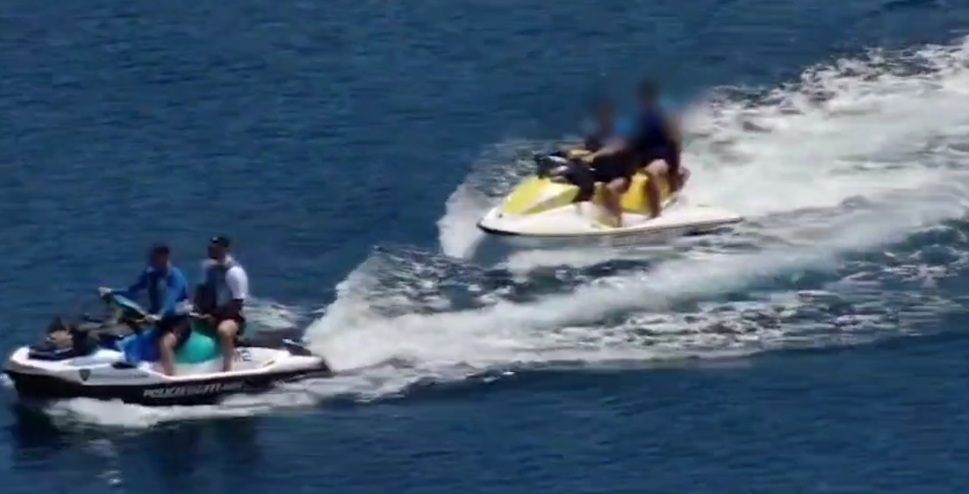 Policia bllokon 41 skafe dhe Jet Ski nga Ksamili në Sarandë – VIDEO