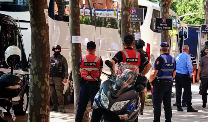 Policia rrethon hotelin ku qëndron ekipi serb në Tiranë