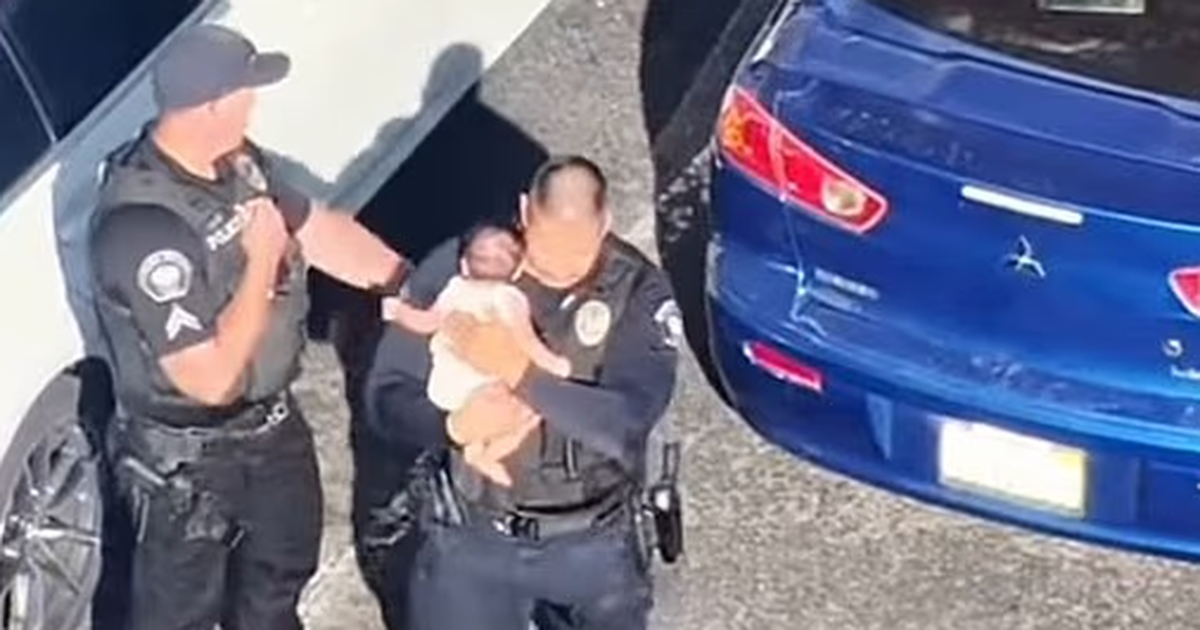 Policia shpëton një foshnje të harruar nga prindërit në makinë në 43 gradë Celsius