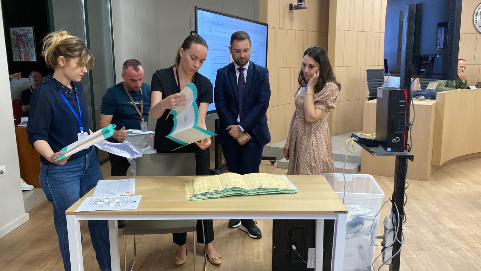 Pretendimet e PD se fletët e votimit të PS nga Greqia u plotësuan nga e njëjta dorë, KAS hap një kuti votimi për qarkun e Beratit