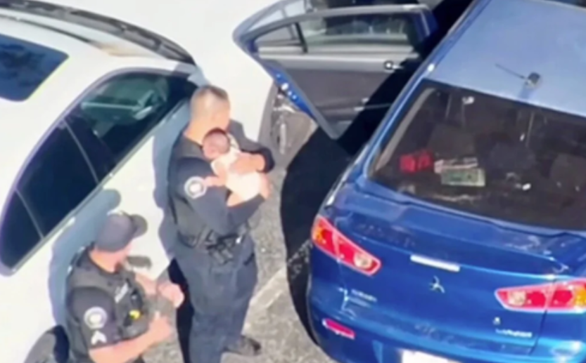 Prindërit e kishin harruar në makinë në temperatura 43 gradë celcius, policia shpëton foshnjën