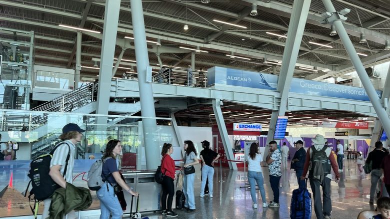 Propozimi i Qeverisë: Vizitorët do deklarojnë vendin ku qëndrojnë në Shqipëri