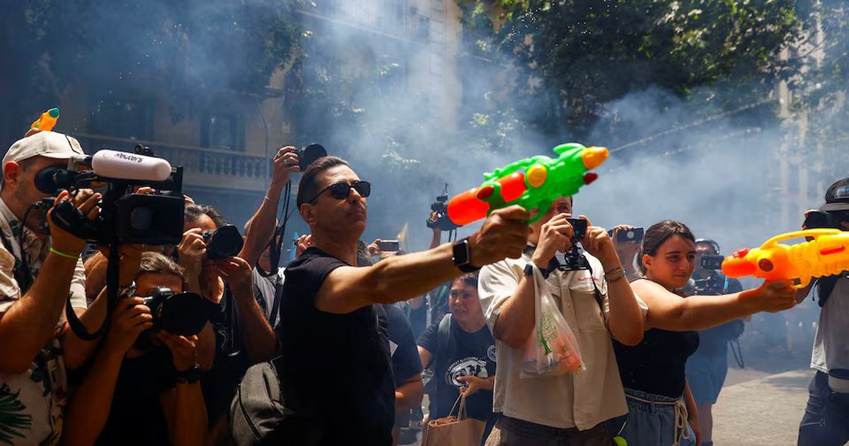 Protesta në Barcelonë kundër turizmit, qytetarët qëllojnë me pistoleta uji vizitorët: Shkoni në shtëpi