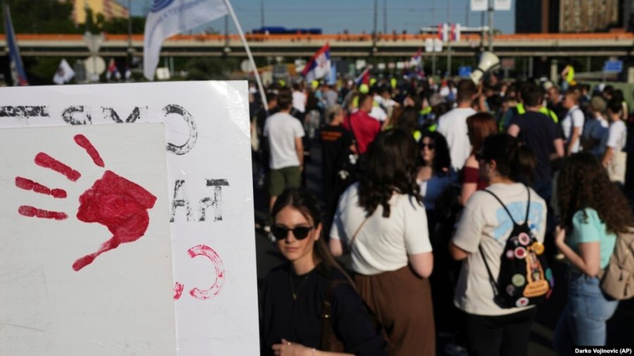 Protesta studentore në mbi 30 qytete të Serbisë: Kërkohet shpallja e zgjedhjeve të parakohshme