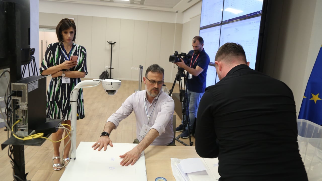 PS e PD bëhen bashkë në KAS, refuzojnë rinumërimin në Vlorë, hapet vetëm një kuti për këqyrjen e vulave