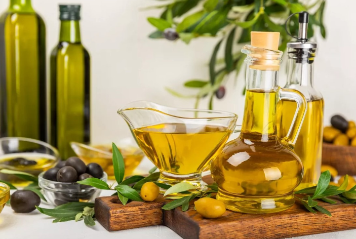 Pse nuk duhet ta ruajmë vajin e ullirit nën lavaman?