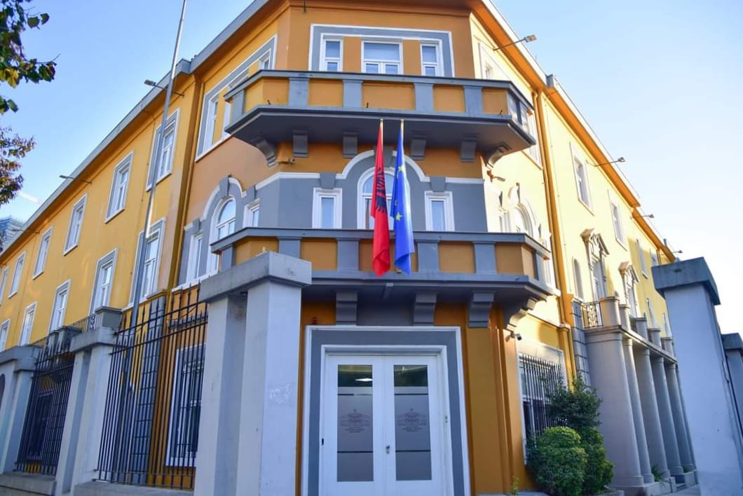 Publikimi i tezës së Anglishtes, reagon Ministria e Arsimit: Akt i shëmtuar fotografimi, por nuk cenon provimin