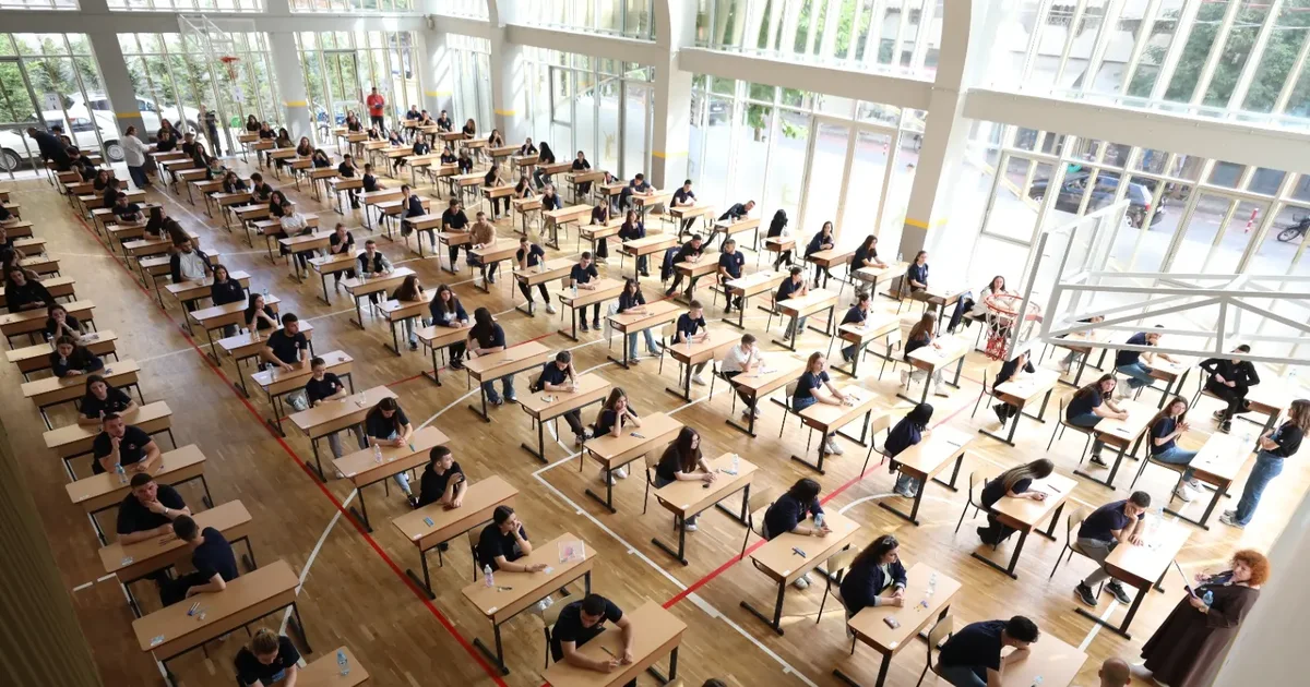 Publikohen notat e Gjuhës së Huaj! 216 maturantë ekselentë, 399 ngelës!