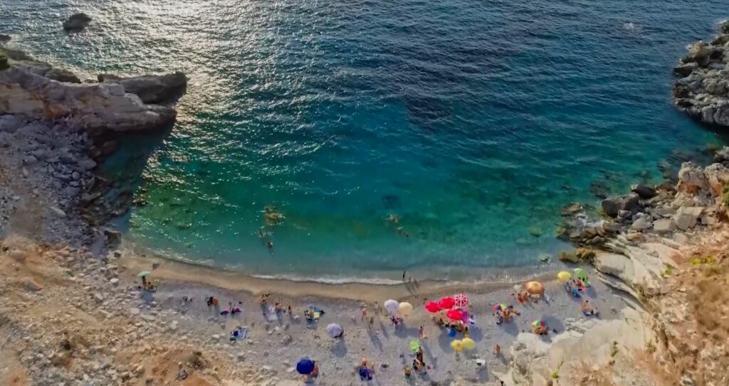 Qershori nis me fluks turistësh, plazhet e Vlorës gati për sezonin veror