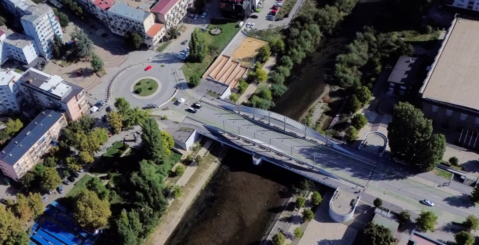 Qeveria e Kosovës synon t’i ndërtojë dy ura të reja pranë urës kryesore mbi Ibër në Mitrovicë