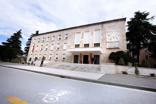 Qeveria “zgjidh qesen”, ja kush përfiton nga rritja e pagës