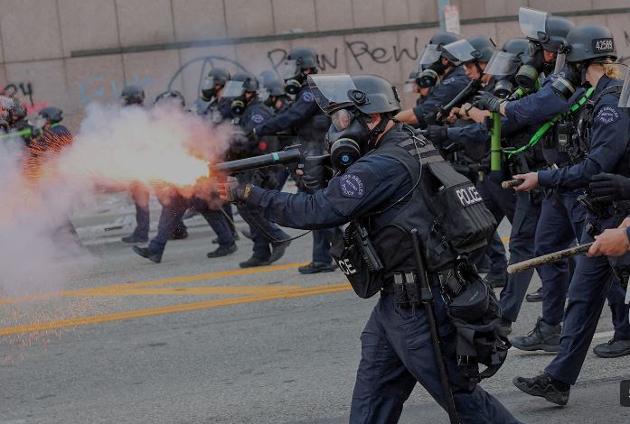 Qyteti amerikan Los Angeles në flakë nga përplasjet e turmës me Gardën Kombëtare