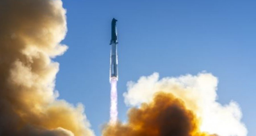 Raketa më e madhe e SpaceX po përgatitet për nisje