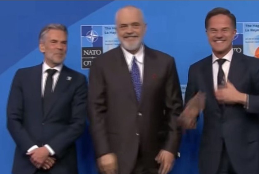 Rama dhe Rutte shkëmbejnë batuta përpara shkrepjes së fotove zyrtare