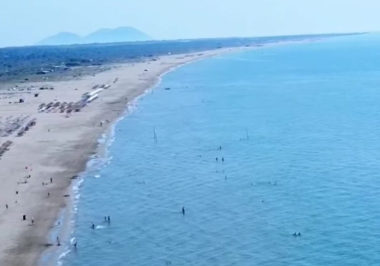 Rama ndan pamje nga plazhi i Darëzezës