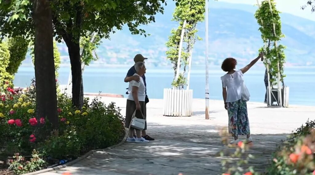 Rama ndan pamjet: Me ëmbëlsinë e freskët të Pogradecit, ju uroj një javë të mbarë