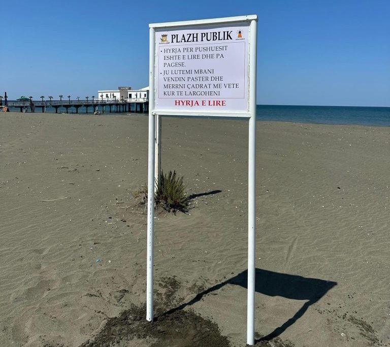 Rama poston fotot: Informacionet orientuese për pushuesit në plazhet publike të Lezhës