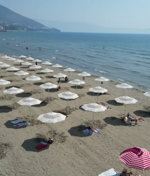 Rama poston një video nga plazhi publik në Vlorë