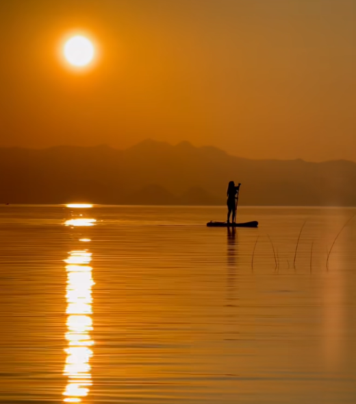 Rama poston videon magjike: Perëndim magjepsës mbi Liqenin e Shkodrës